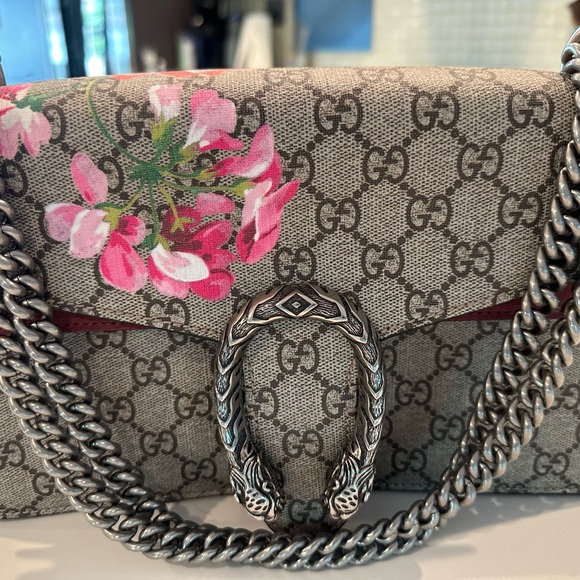 Authentic GG Supreme blooms shoulder bag. Pre loved. Tags still attached. - Picture 3 of 8